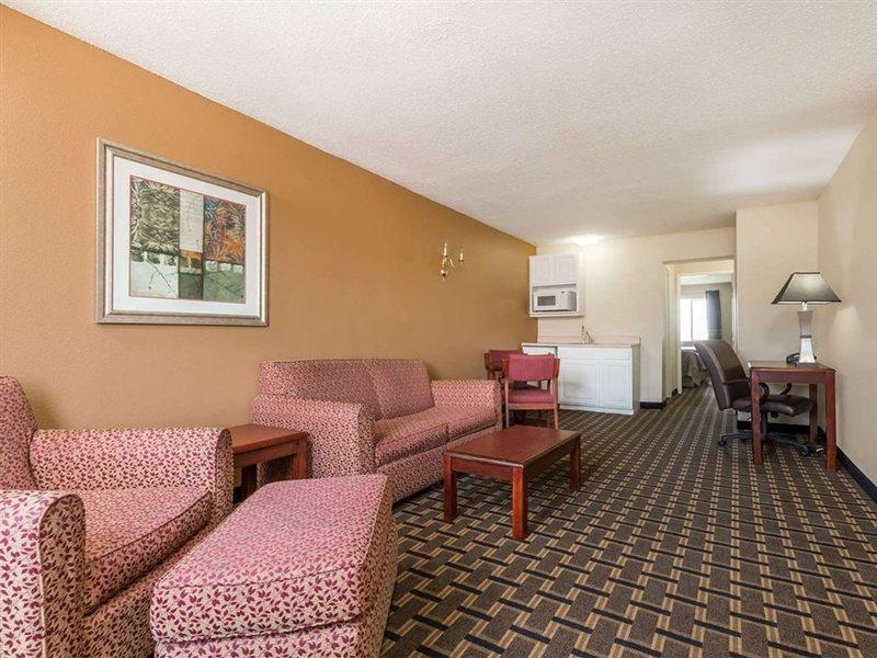 Отель Super 8 By Wyndham Indianapolis/Ne/Castleton Area Экстерьер фото