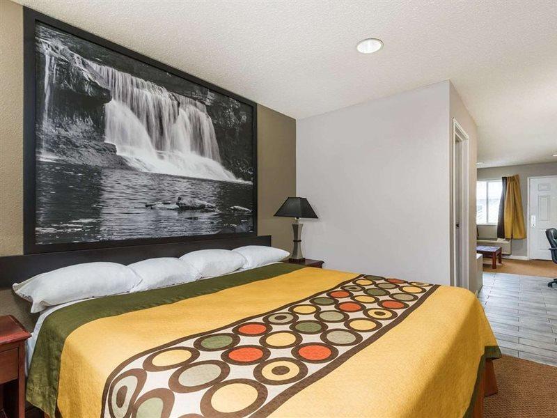 Отель Super 8 By Wyndham Indianapolis/Ne/Castleton Area Экстерьер фото