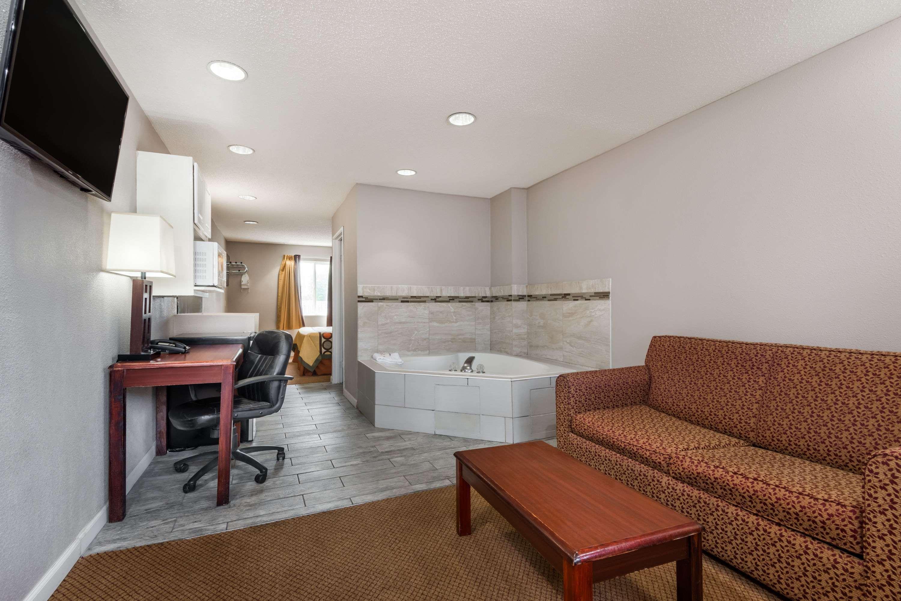 Отель Super 8 By Wyndham Indianapolis/Ne/Castleton Area Экстерьер фото