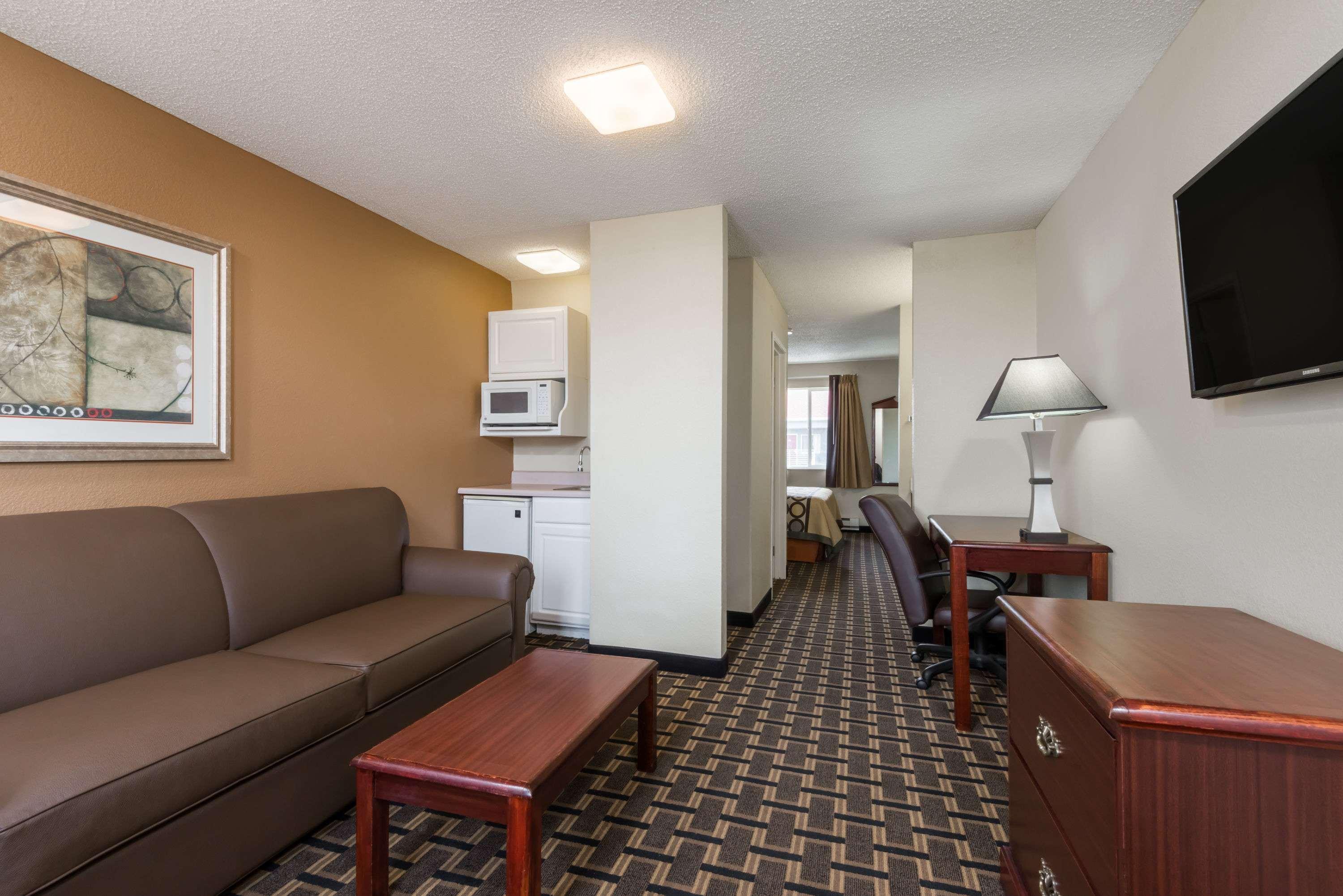Отель Super 8 By Wyndham Indianapolis/Ne/Castleton Area Экстерьер фото