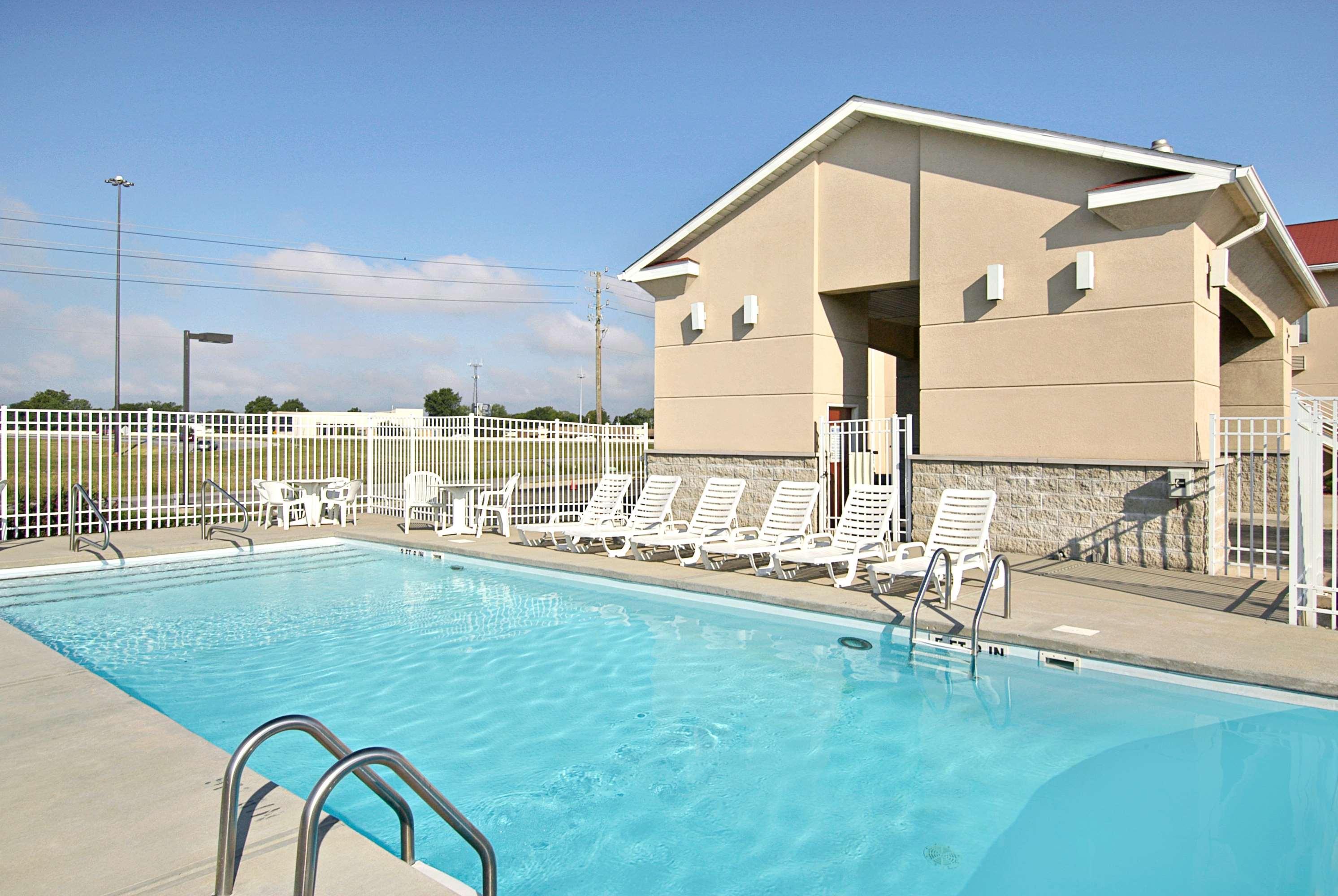 Отель Super 8 By Wyndham Indianapolis/Ne/Castleton Area Экстерьер фото