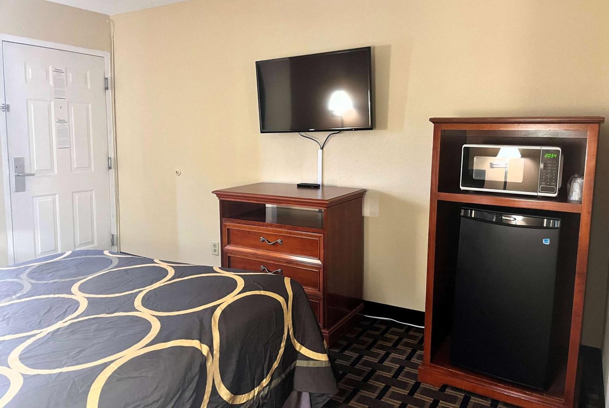 Отель Super 8 By Wyndham Indianapolis/Ne/Castleton Area Экстерьер фото
