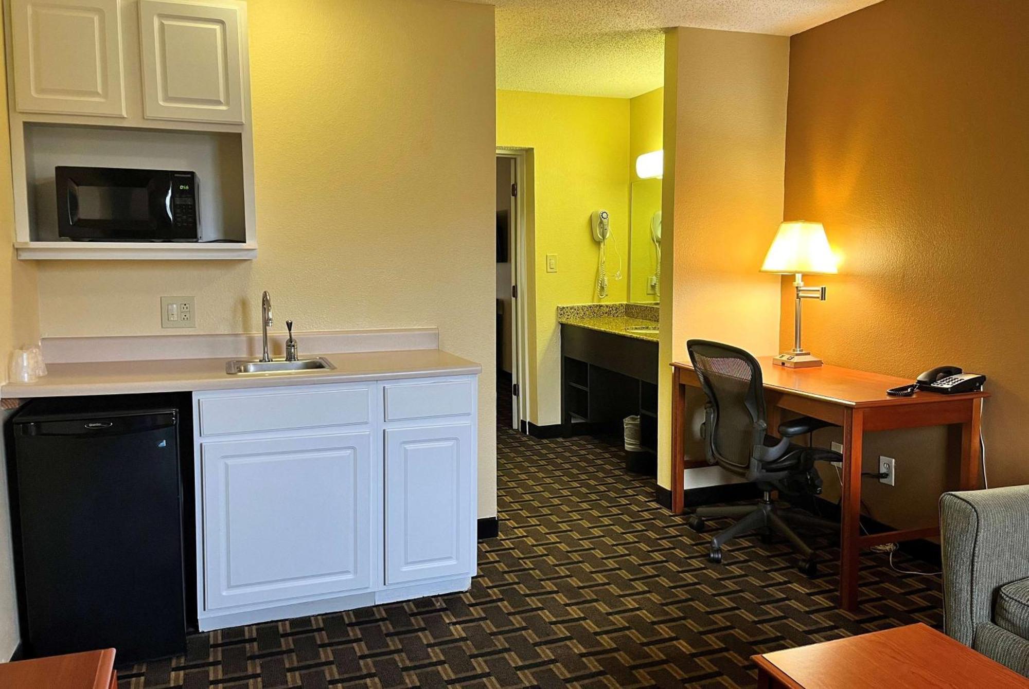 Отель Super 8 By Wyndham Indianapolis/Ne/Castleton Area Экстерьер фото