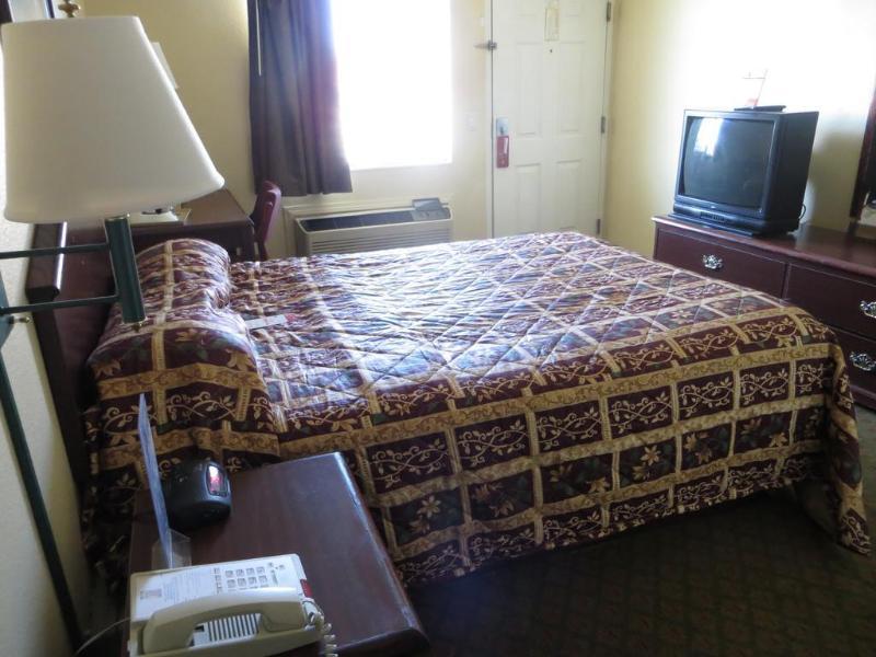 Отель Super 8 By Wyndham Indianapolis/Ne/Castleton Area Экстерьер фото