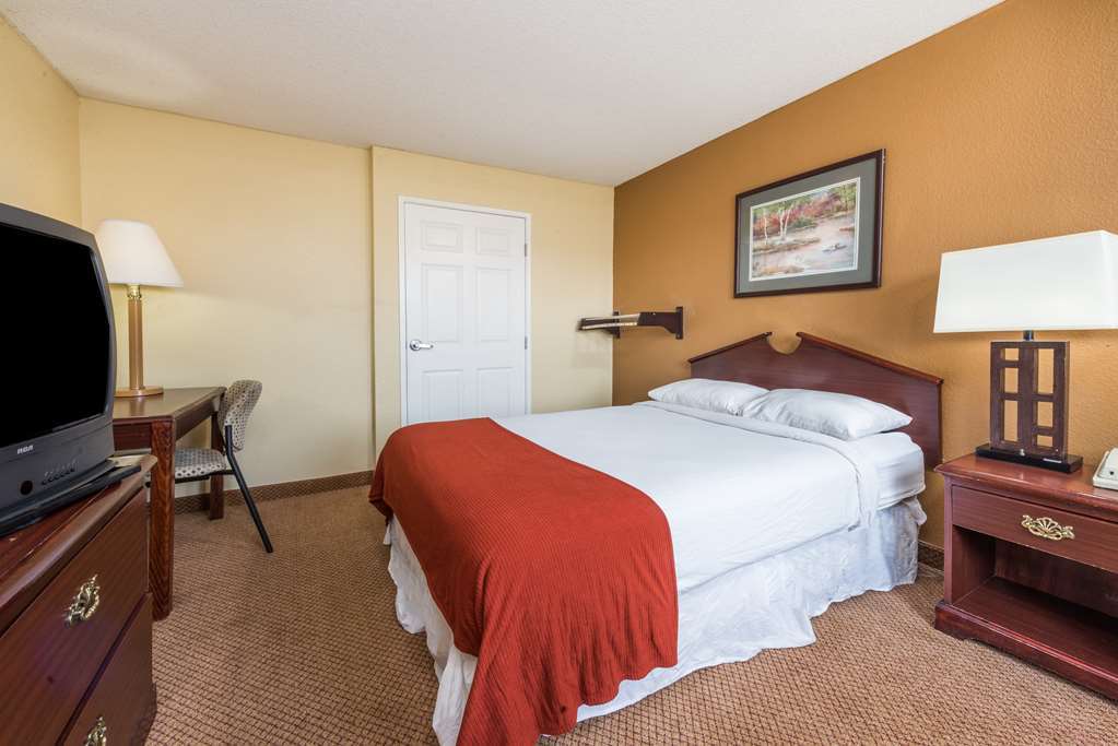 Отель Super 8 By Wyndham Indianapolis/Ne/Castleton Area Номер фото